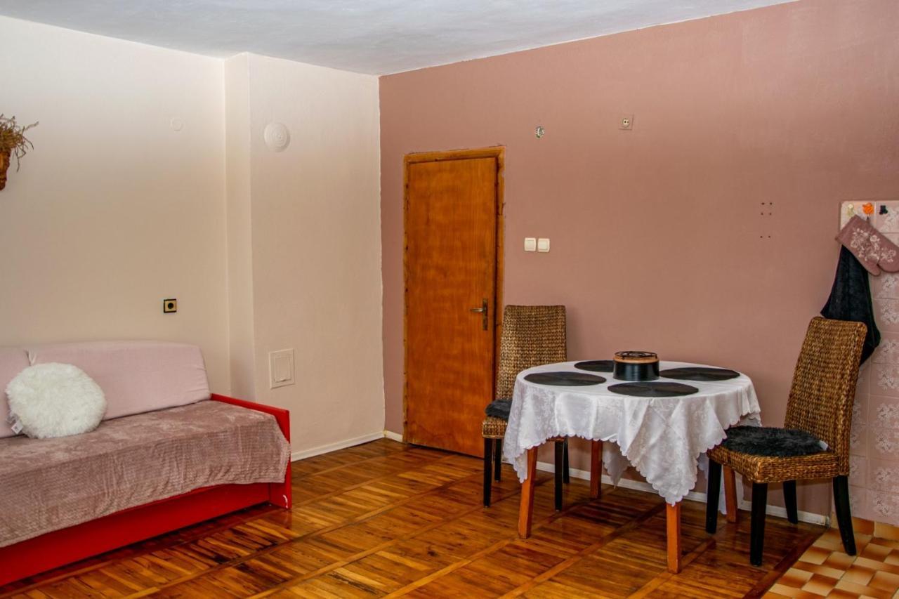 Vilhelmov'S Apartament Lukovit Esterno foto